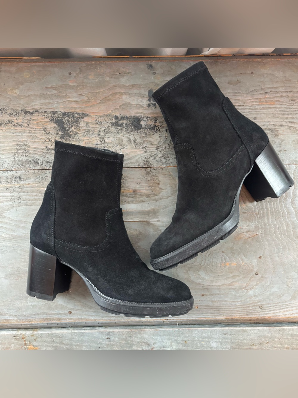 Aquatalia Joplin ankle boots
Size 10
Black suede

Excellent condition